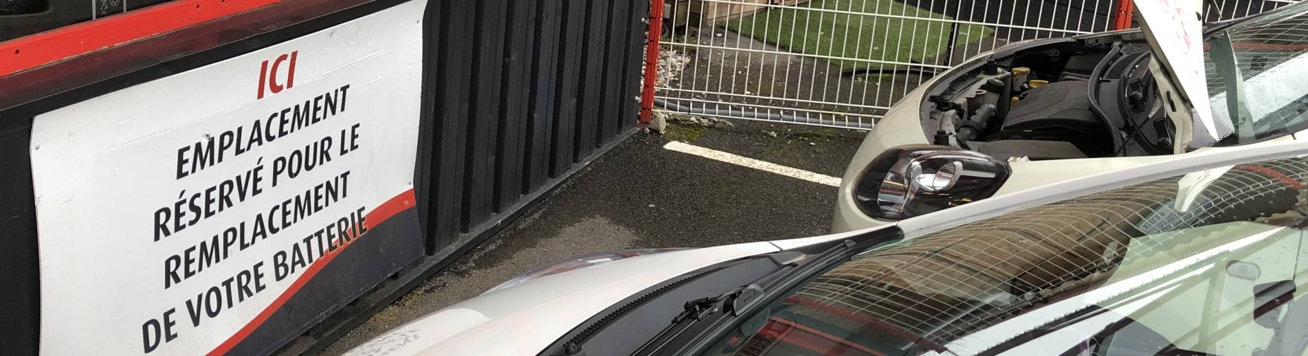 Voiture devant le magasin batteries 74 à Annecy